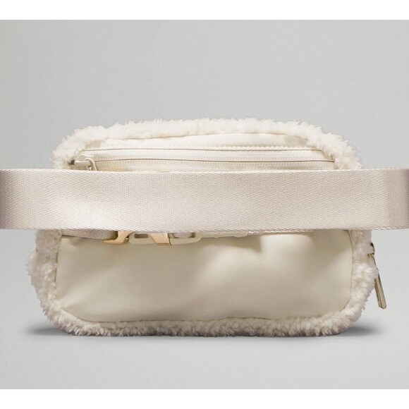Lululemon Everywhere Belt Bag Fleece Large 1L White Opal Gold Hardware NWT - Picture 7 of 9